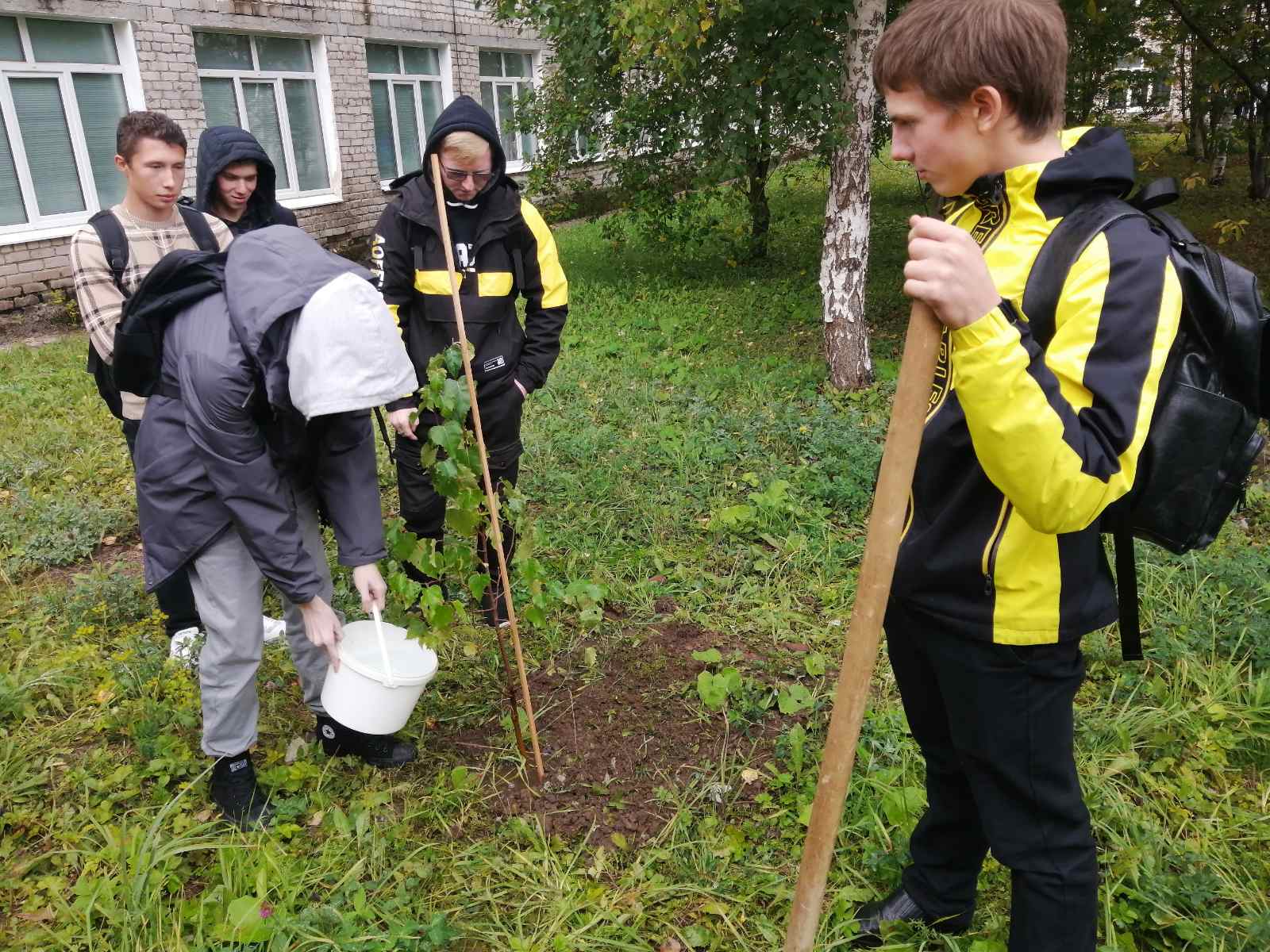 Соликамский автодорожно промышленный колледж. Аллея деревьев. Аллея техникума в Аксубаеве. Студенты КСПК сажают деревья. Посадка деревьев в аллее в городе Уссурийск.